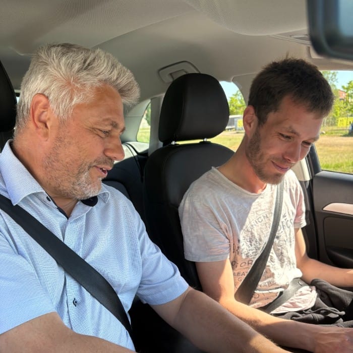 Kørelærer i Slagelse underviser elev i bilen